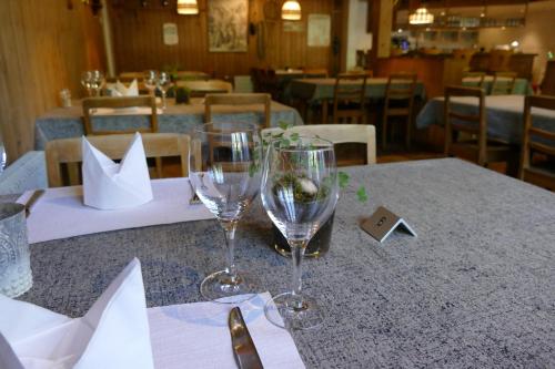因内特基尔兴坦勒尔宾馆的餐厅的桌子上放着两杯酒