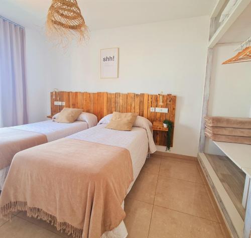 普拉亚登博萨Tabbu ibiza apartments的一间卧室,配有两张床