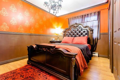 Lower SackvillePrivate bedrooms+free parking的一间卧室配有一张橙色墙壁的床