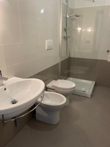 阿韦扎诺In centro的浴室配有卫生间、盥洗盆和淋浴。