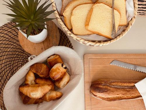 滨海阿热莱斯尼德酒店的桌子上摆放着面包和一篮面包