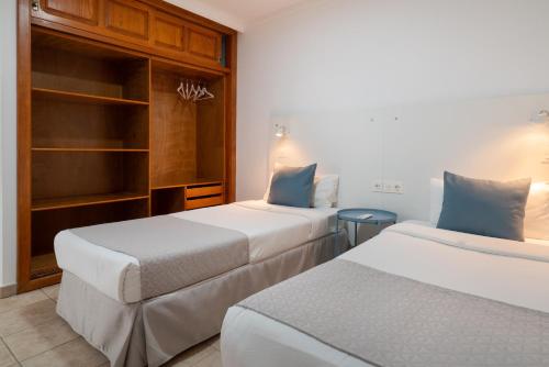 卡门港Sabbia Suites Sea View La Playita的两间带两张床的酒店客房