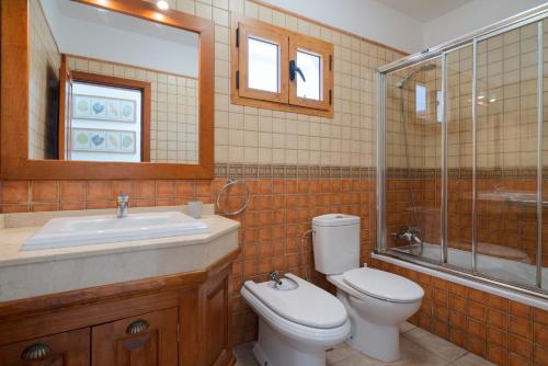 卡门港Sabbia Suites Sea View La Playita的浴室配有卫生间、盥洗盆和淋浴。