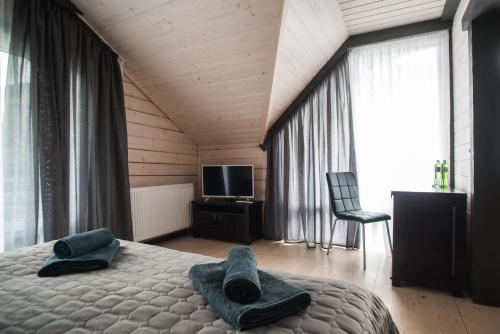 库尼贡达Chalet Carpat Dream的一间卧室配有一张床,上面有两条毛巾