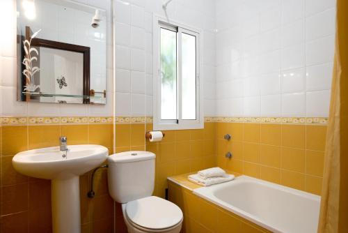 罗切Casa Paqui 1的浴室配有卫生间、盥洗盆和浴缸。