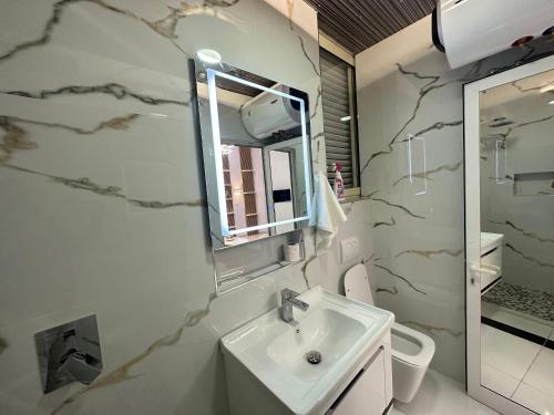 ValjiosiESTO's Apartament near Tirana Airport 1 - Self CheckIN -Netflix - FREE Parking的一间带水槽和镜子的浴室