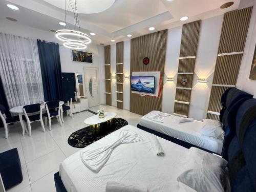 ValjiosiESTO's Apartament near Tirana Airport 1 - Self CheckIN -Netflix - FREE Parking的一间医院间,配有两张床和一张桌子