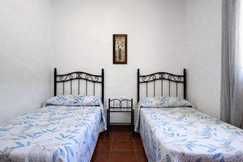 罗切Casa Paqui 3的两张睡床彼此相邻,位于一个房间里