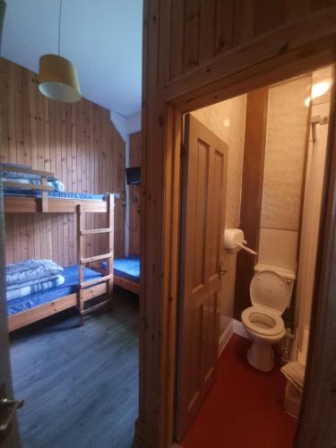 金洛赫利文布莱克沃特旅馆的一间带卫生间的浴室和两张双层床。
