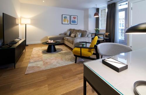 伦敦仕骅廷南肯辛顿酒店公寓的客厅配有沙发和桌子