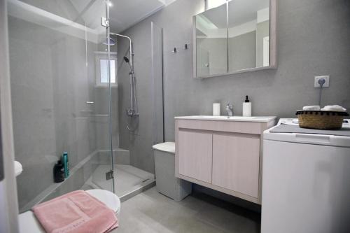 纳夫普利翁Ioanna's Luxury Two Bedroom Apartment的带淋浴、卫生间和盥洗盆的浴室