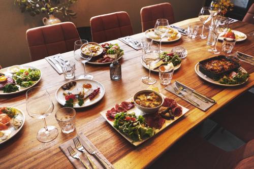 瓦洛西讷勃朗峰多米奥波特斯度假公寓式酒店的木桌,带食物和酒杯盘