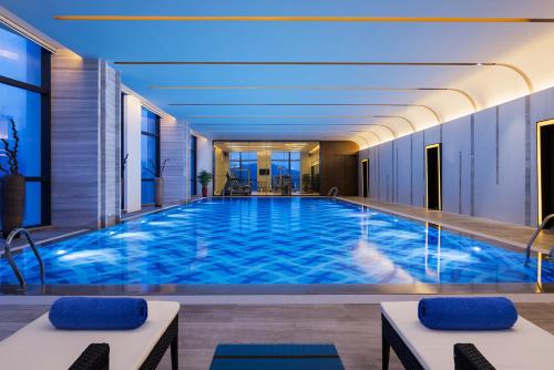 蚌埠蚌埠富力万达嘉华酒店的酒店大堂的大型游泳池