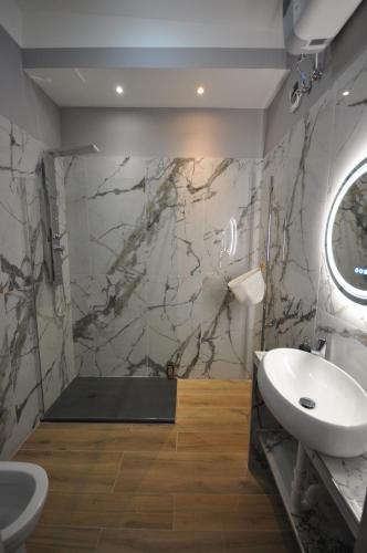 热那亚H2Ome Ponte Morosini的浴室设有白色水槽和镜子