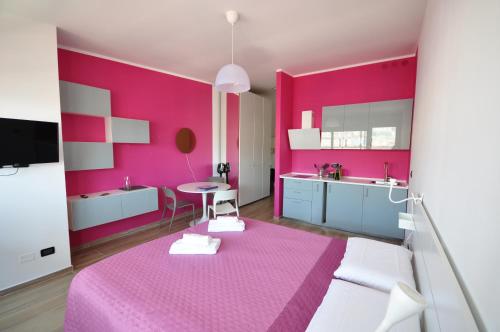 热那亚H2Ome Ponte Morosini的粉红色和白色的厨房,配有粉红色的墙壁