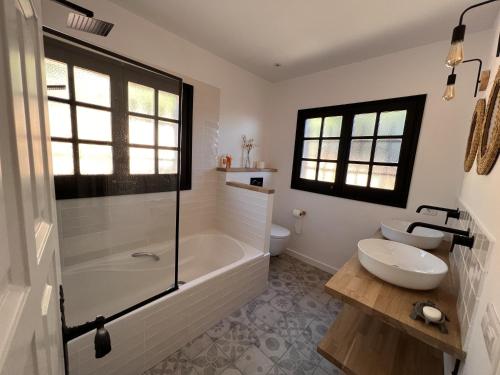 巴利-略夫雷加Villa Torre Cal Sada的带浴缸、卫生间和盥洗盆的浴室
