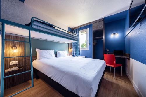 沙特尔greet Chartres Est的一间卧室配有一张大床和一张红色椅子