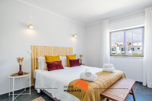 阿尔布费拉#051 Cosy Apartment close to Beach的一间卧室配有一张大床,提供红色和黄色枕头