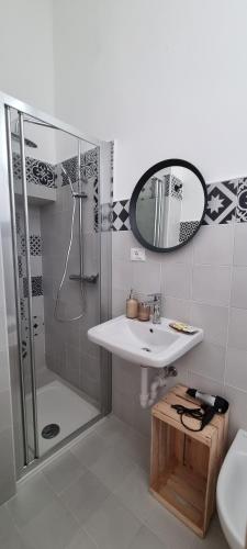 加拉蒂纳Boemio 30 - B&B Coliving的一间带水槽、淋浴和镜子的浴室