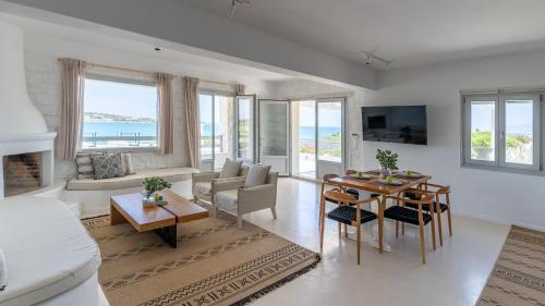 圣玛丽亚Ambassador Luxury Villas的海景客厅