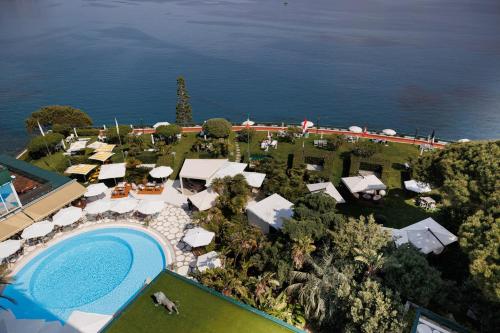 博尔迪盖拉戴尔玛尔度假及SPA大酒店的享有带游泳池的度假村的空中景致