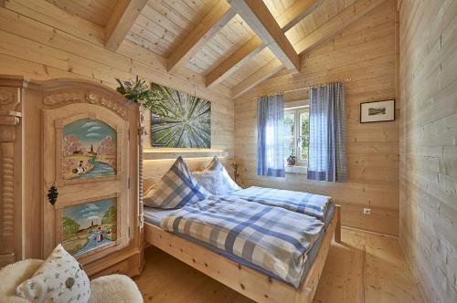 韦格沙伊德Chalet Bergheimat的小木屋内一间卧室,配有一张床