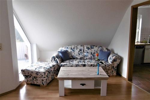 德雷施维茨Ruegen Fewo 70的客厅配有沙发和桌子