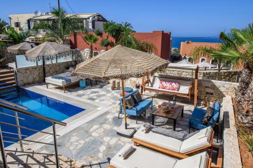 赫索尼索斯Esperides Resort Crete, The Authentic Experience的一座带游泳池和度假村的别墅