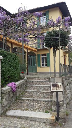 佩拉塞卡安蒂科阿尔泽斯旅馆的前面有紫色花卉的房子