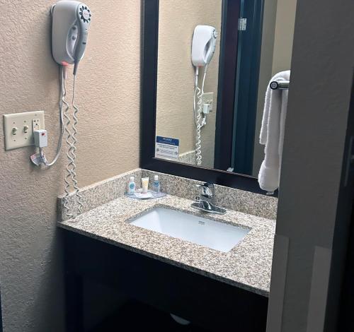 埃文斯维尔埃文斯维尔机场康福特茵酒店的浴室水槽、电话和镜子