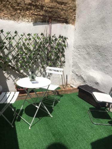 奥里斯塔诺Da Julia的配有桌椅和绿草的客房