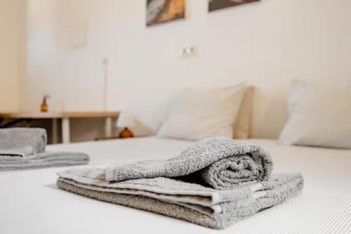 萨格里什Local Guesthouse的床上的一大堆毛巾