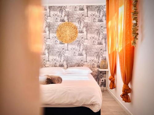 锡拉奥Ti'Laos的一间卧室配有一张棕榈树壁纸的床