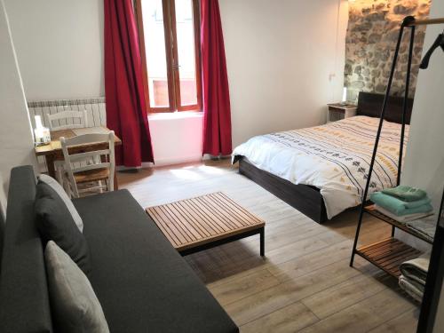 Saint-Dalmas-le-Selvage小星星住宿加早餐旅馆的客厅配有床和沙发