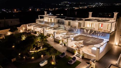 梅萨雷亚Marvarit Suites的夜间从空中欣赏大楼的景色