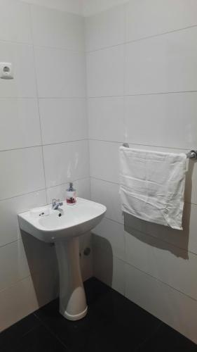普拉亚My Flat 2的白色的浴室设有水槽和毛巾