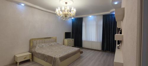 苏姆盖特Caspian Seaside Villa的一间卧室配有一张床和一个吊灯