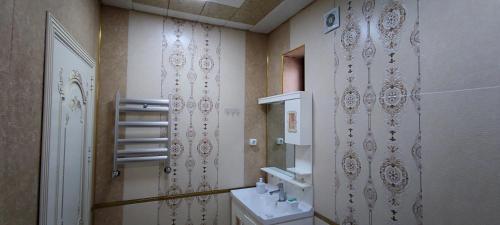 苏姆盖特Caspian Seaside Villa的一间带水槽、卫生间和镜子的浴室