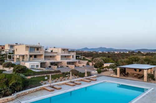 圣玛丽亚Ambassador Luxury Villas的享有带游泳池的别墅的空中景致