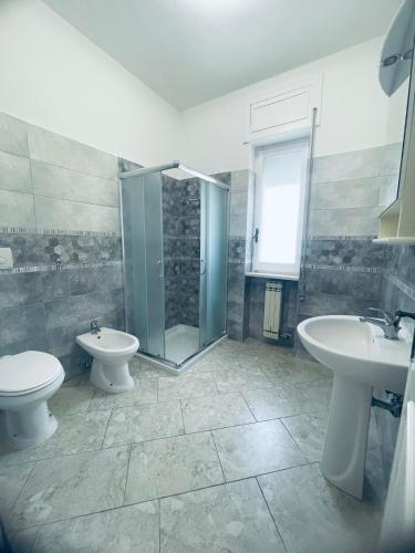 加利波利Dimora Chanel Gallipoli 30mt dal mare的一间带两个盥洗盆、淋浴和卫生间的浴室