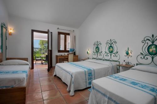巴哈撒丁岛白鹭酒店的酒店客房,设有两张床和镜子