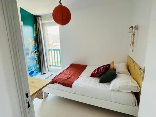 圣伯努瓦德斯昂德Coco bay 2的卧室配有一张床铺,墙上挂着篮球