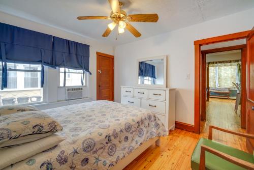 怀尔德伍德Wildwood Apartment - Porch and Enclosed Sunroom!的一间卧室配有一张床和吊扇