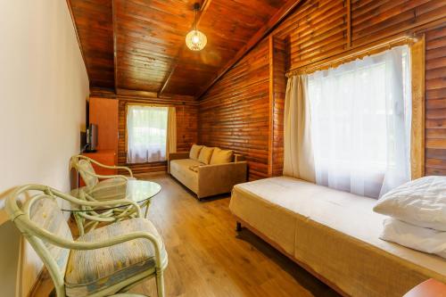 博格泽利卡Terimex的一间卧室配有一张床、一张桌子和一张沙发
