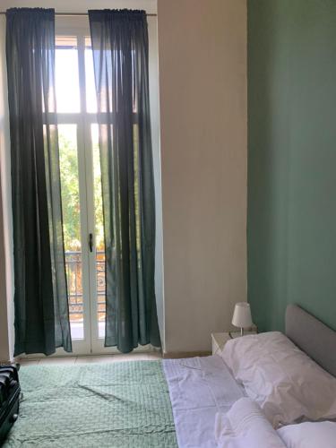 雷焦卡拉布里亚GARIBALDI ROOMS的一间卧室设有一张床和一个滑动玻璃门