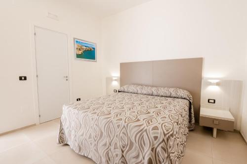 维耶斯泰卡拉维拉酒店的卧室配有一张带白色棉被的大床