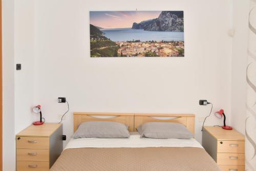 阿科B&B agli Ulivi的一间卧室设有一张床和两个梳妆台,享有海景