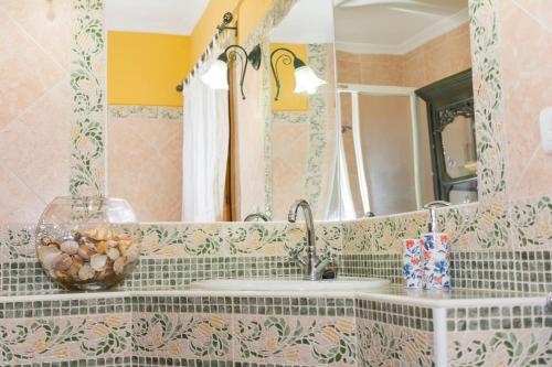 科里亚CASA RURAL EL ZARZOSO的一间带水槽和镜子的浴室