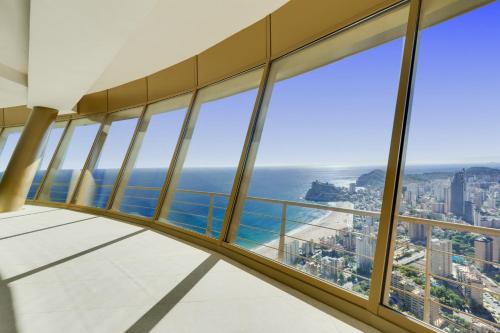 贝尼多姆INTEMPO SKY RESORT by Costa Activa Rentals的从大楼顶部可欣赏到海景