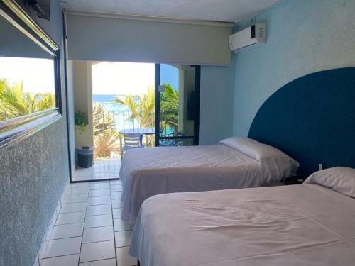 阿卡普尔科阿卡玛尔海滩度假酒店的海景客房 - 带两张床